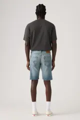 Short de jean de corte clásico, tiro medio y lavado celeste claro, con diseño de perneras rectas y cierre frontal de botones.
