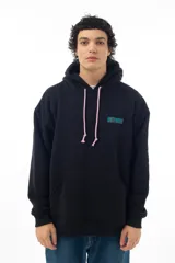 Buzo hoodie negro con estampado en la espalda que incluye imágenes psicodélicas y la frase "Life is a collection that allows the expression of existence".