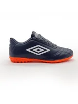 Championes de fútbol Umbro color azul marino con detalles en blanco y suela naranja. Capellada de PU, forro 100% poliéster, suela de caucho y plantilla 100% poliéster.