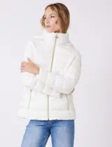 Campera de abrigo Michael Kors, color blanco, con diseño acolchado, cierre metálico frontal y bolsillos delanteros con cierre. Incluye capucha desmontable y avíos metálicos con logo.