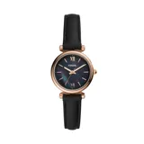 Reloj Fossil Carlie Mini para mujer, con caja redonda de acero color oro rosa de 28mm de diámetro y esfera de madreperla negra con números romanos. Correa de cuero negra de 10mm de ancho con cierre de hebilla. Resistente al agua hasta 50 metros.