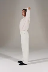 Jeans de tiro alto y corte recto de pernera larga, con diseño clásico de cinco bolsillos y costuras en contraste. Cierre frontal con cremallera y botón metálico.