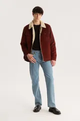 Campera marrón de pana con cuello y forro de sherpa color crema, cierre frontal con cremallera y bolsillos con solapa abotonada en el pecho.