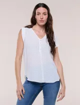 Blusa de gasa blanca con estampa de lunares negros, escote en V con botones frontales y mangas cortas casquillo con abertura.