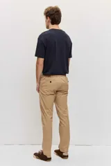 Pantalón chino de hombre en color marrón, corte recto y clásico, con bolsillos laterales y traseros.