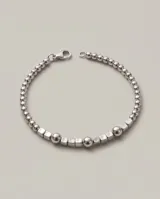 Pulsera de plata 925 compuesta por una alternancia de pequeñas esferas y cubos metálicos.