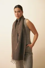 Bufanda unisex color marrón con flecos en los extremos.