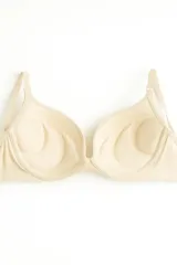 Soutien push up de microfibra con aro y copas preformadas. Presenta un diseño sin costuras con breteles regulables.