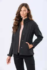 Campera de neopreno color negro, con cuello alto que incorpora una capucha oculta, cierre frontal con solapa, bolsillos laterales funcionales y corte entallado.