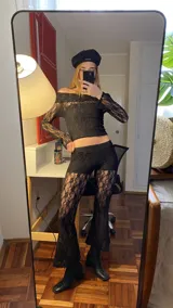 Pantalon de encaje negro con corte oxford y tiro bajo. Incluye short interior para mayor comodidad.