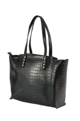 Cartera tipo tote bag de cuero sintético con relieve tipo cocodrilo, color bordó, con doble asa de hombro y detalles de tachas metálicas doradas en la base de las asas.