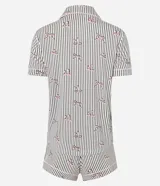 Pijama tipo short doll de viscolycra, compuesto por una camisa de manga corta con cuello solapa y cierre frontal de botones, y un short con cintura elástica. Presenta un estampado de rayas verticales con pequeños moños distribuidos por toda la prenda.