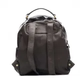 Mochila de cuero combinado en color negro, con parte superior en textura efecto croco y parte inferior en cuero liso. Cuenta con cierre principal, bolsillo frontal con cierre, asa superior y correas ajustables.