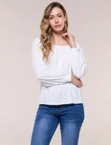 Blusa de modal y elastano color blanco, de silueta holgada, escote redondo amplio con elástico interno fruncido y mangas largas fluidas con puños ajustados.