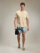 Remera de hombre color petróleo, de corte clásico y manga corta.