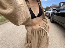 Conjunto de dos piezas compuesto por una camisa de mangas largas abullonadas y un pantalón holgado con ajuste elástico en la cintura y los tobillos, con bolsillos laterales amplios.