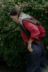 Jean de corte wide leg y tiro alto, confeccionado en denim de color azul oscuro. Presenta costuras decorativas visibles en los laterales y un diseño de pierna amplia.