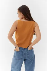 Top color camel de escote recto y tirantes anchos, con detalle de tachas doradas. Corte crop.