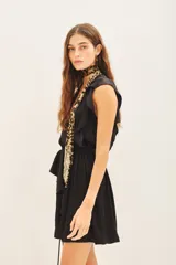 Vestido corto azul oscuro con escote en V profundo, mangas cortas con volados y elástico en la cintura.