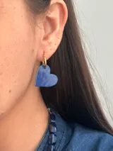 Aro de acero quirúrgico con dije en forma de corazón de color azul, pintado a mano.