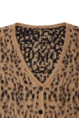 Cardigan de punto con estampado animal print, cuello en V y cierre frontal de botones. Presenta un diseño de textura suave y corte holgado.