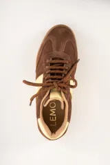 Zapatillas deportivas de gamuza color marrón con detalles en amarillo y suela de goma.