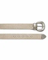 Cinto de cuero color beige con textura reptil, hebilla metálica plateada con grabados y puntera a juego. Cuenta con ojalillos metálicos reforzados.