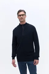 Buzo de tejido acanalado con cuello alto y apertura frontal con cierre, de calce cómodo y estructura limpia.