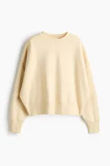 Buzo oversized de cuello redondo con hombros caídos, confeccionado con interior cepillado suave. Presenta puños y bajo en punto acanalado.