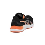 Championes Asics Gel-Excite 8 para running, en color negro con detalles en naranja y blanco.