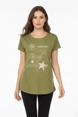 Remera de algodón verde militar, con manga corta, cuello redondo y diseño gráfico impreso en el frente con motivos veraniegos y el texto "Sunny Side".