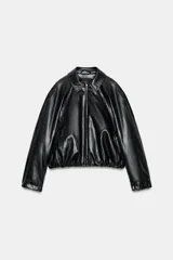 Chaqueta estilo bomber de efecto piel en color negro, con cuello solapa, manga larga, cierre frontal con cremallera y bajo elástico.