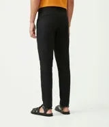 Pantalón de vestir color marrón, de corte slim y largo cropped. Confeccionado en tejido de algodón liso, con bolsillos laterales y traseros. Cierre frontal con botón y cremallera.