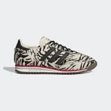 Championes Adidas modelo SL 72 OG con diseño de estampado animal print tipo cebra en material de pelo sintético. Presentan las icónicas tres tiras laterales en color negro, detalle de línea roja en la mediasuela y suela de caucho.