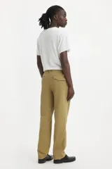 Pantalón chino color beige, de corte recto y tiro medio.