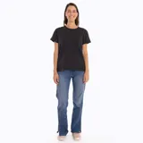 Remera de algodón reciclado color negro, con cuello redondo, mangas cortas y un bolsillo abierto en el pecho.