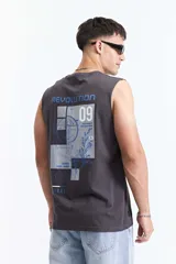 Musculosa de corte oversize color marrón, con escote redondo y estampa gráfica pequeña en el pecho.