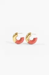 Par de aros tipo argolla, de acero, con diseño bicolor: mitad dorado y mitad esmaltado en color coral.