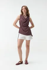 Musculosa bordó con escote drapeado, sin mangas y diseño holgado con lazo para ajustar en la cintura.