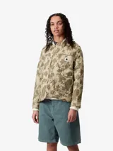 Campera acolchada con estampado camuflado en tonos beige y verde, con cuello redondo, cierre de botones a presión y tres bolsillos delanteros, uno de ellos con etiqueta cuadrada tejida.