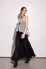 Top negro reversible de gasa y red, con corte fluido en el pecho y espalda descubierta.