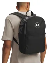 Mochila Under Armour Essential Printed BP color negro, con estampado gris, compartimento principal con cierre, bolsillo frontal y estuche desmontable con cremallera.
