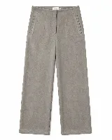 Pantalón de tiro alto y silueta amplia, confeccionado en una textura suave similar a la gamuza. Presenta un diseño de corte recto con bolsillos laterales integrados y cierre frontal.