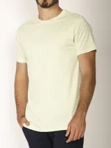 Remera básica de manga corta y cuello redondo color gris oscuro, con calce clásico y sutil bordado al tono en el borde inferior.