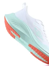 Championes deportivos Umbro modelo Boltalk, color negro con detalles en lila. Presentan una capellada de malla transpirable con refuerzos sintéticos, logo de la marca en el lateral y una suela de goma blanca con amortiguación.