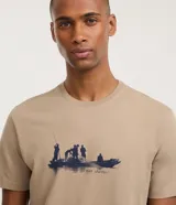 Remera de algodón color beige con cuello redondo y manga corta. Presenta una estampa frontal en azul oscuro que representa a un grupo de personas en un bote pescando.