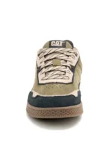 Sneakers Caterpillar modelo Pause Retro Leather, confeccionados en una combinación de gamuza y lona, en tonos verde militar, beige y negro, con suela de goma texturizada y cordones planos estampados.