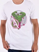 Remera blanca de manga corta con estampado frontal de Hulk y el logo de los Avengers.