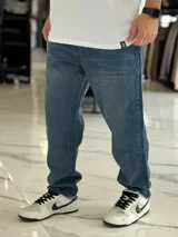 Pantalón de jean azul con lavado clásico, de corte holgado y estilo oversize.
