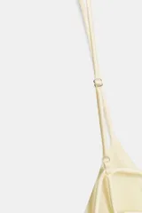 Vestido midi de tejido satinado color celeste pálido, con escote en V y tirantes finos ajustables. Presenta un detalle de tiras cruzadas en la espalda.